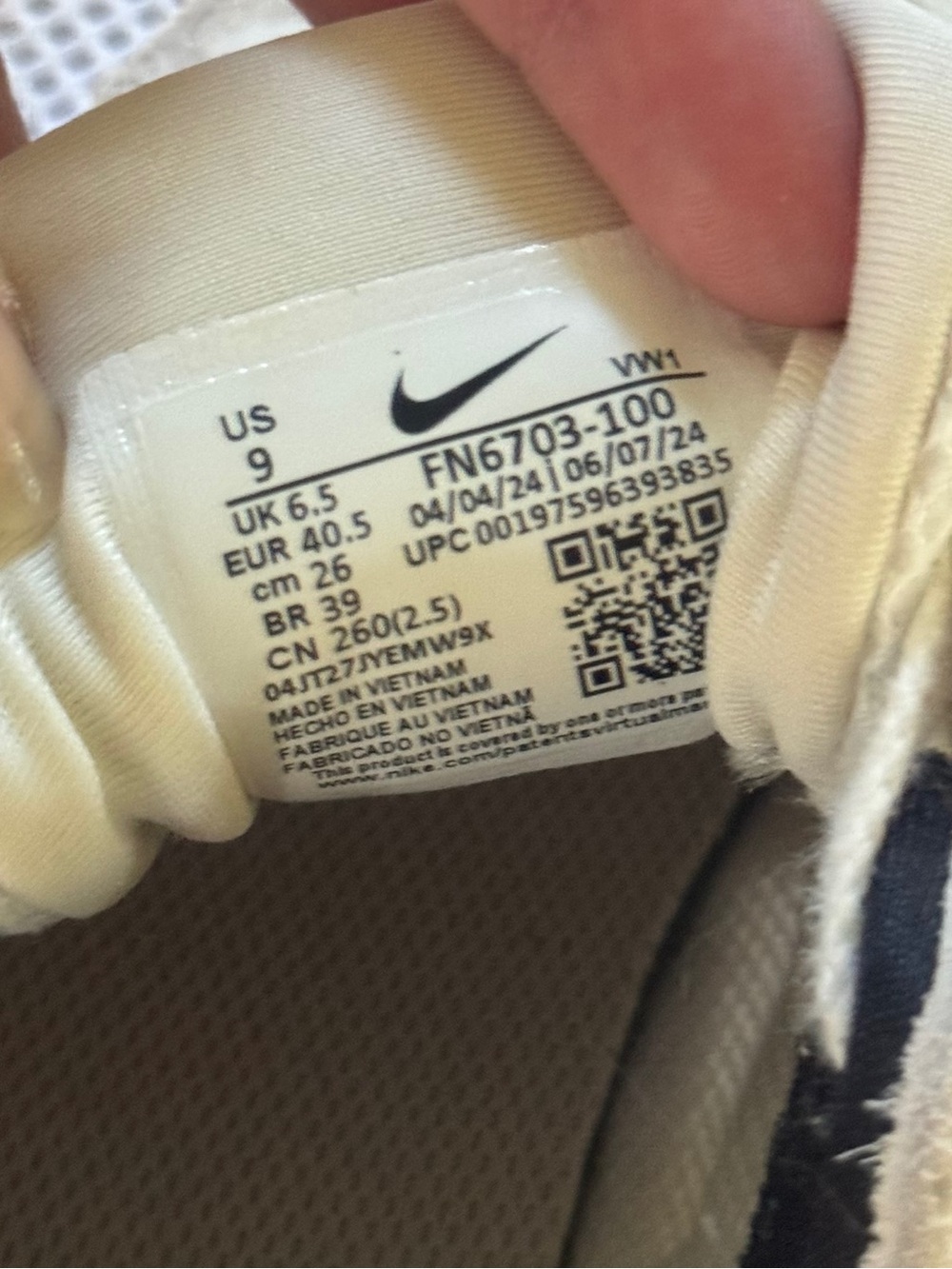 NIKE LIFESTYLE SNEAKER / CHUNKY / MESH / BLACK AND WHITE / SIZE 9 - Picture 7 of 7